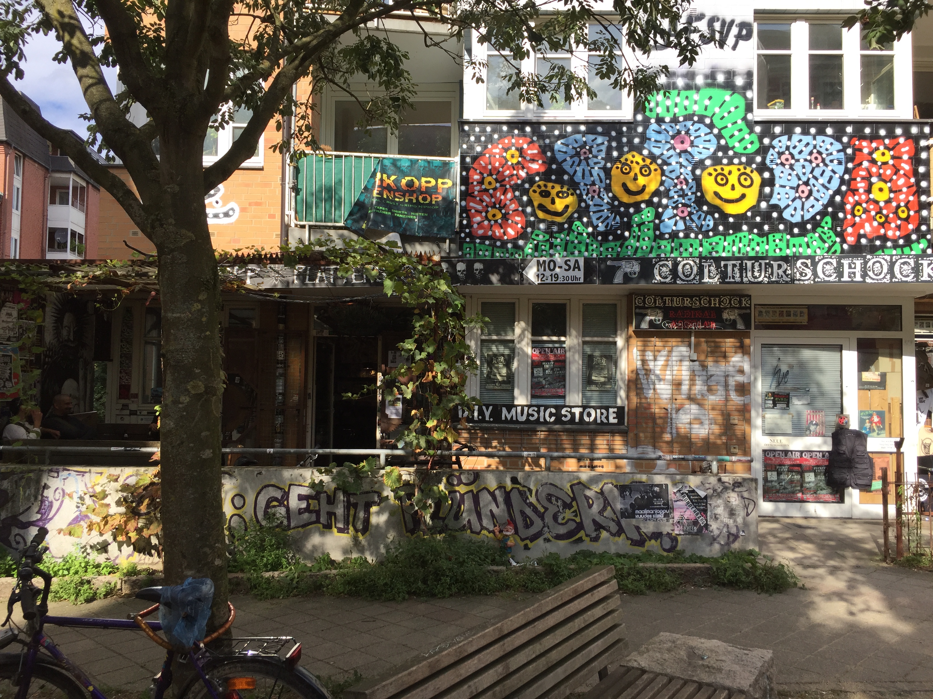 Kunst in Kellern, Kaffeeduft & Kraffiti: Kiez-Besuch im Karoviertel